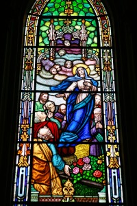 Vitral que ilustra a Assunção de Maria, no interior da Catedral Basílica de Nossa Senhora da Luz dos Pinhais, em Curitiba-PR